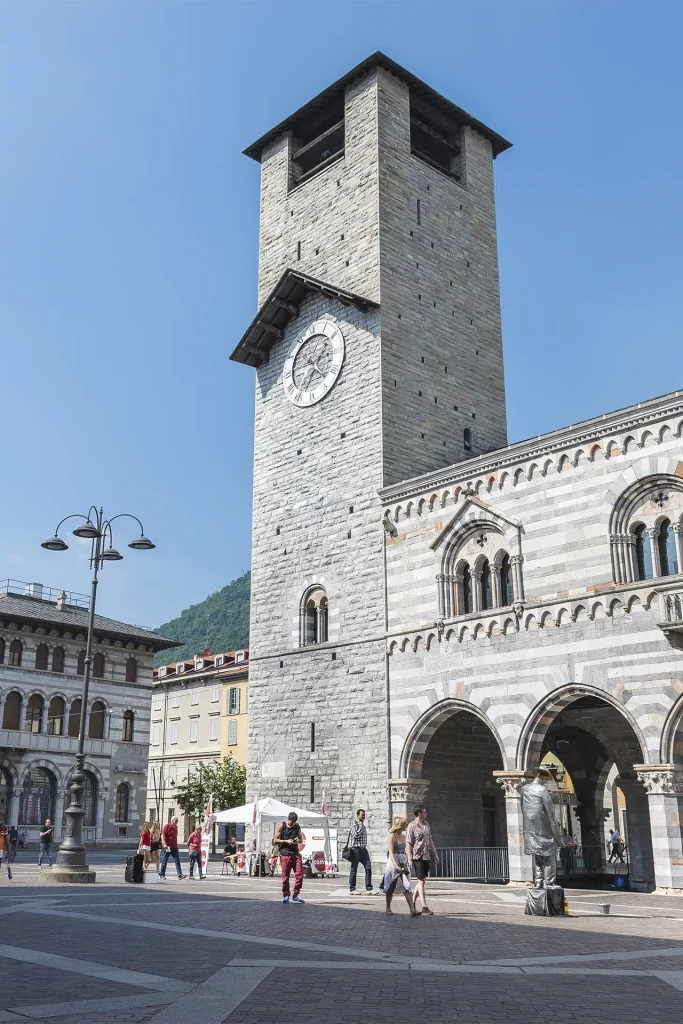 Piazza del Duomo en Como con vista a la catedral