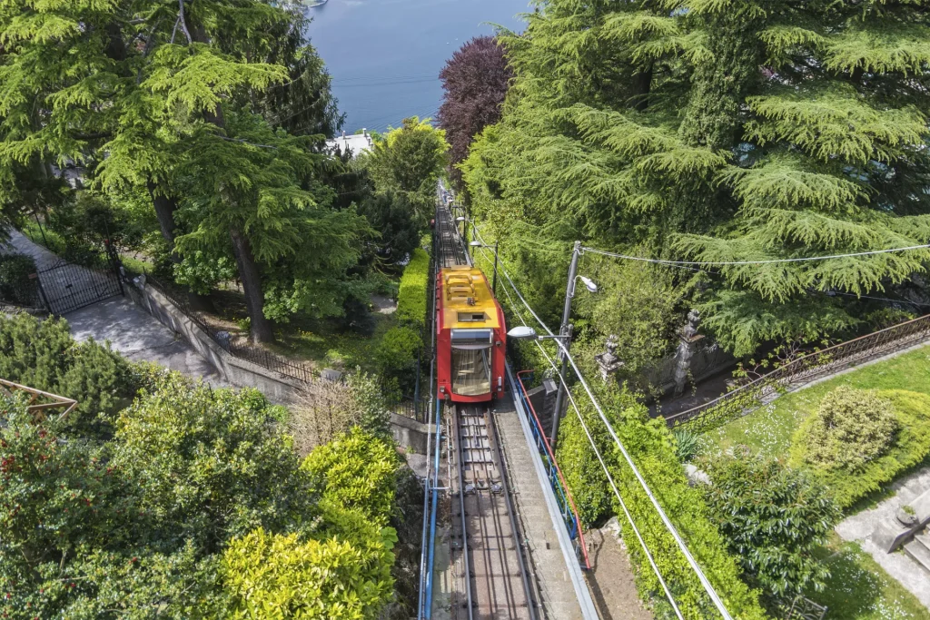 Funicular que sube de Como a Brunate