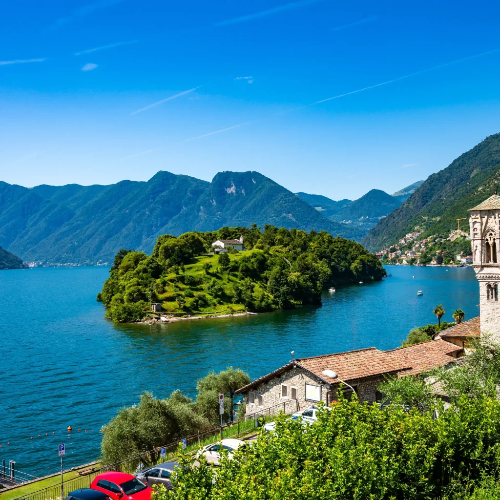 Vista de la isla Comacina en el lago de Como
