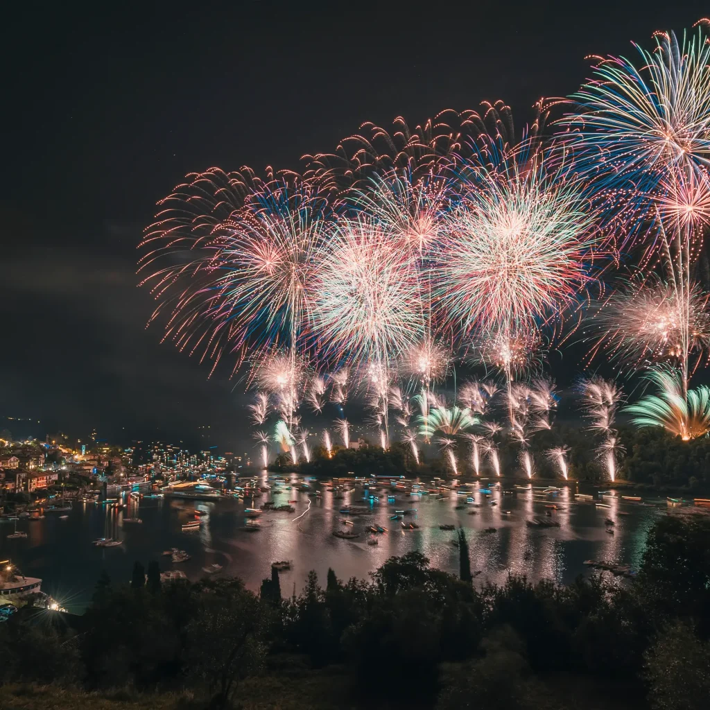 Fuegos artificiales sobre la isla Comacina en el lago de Como