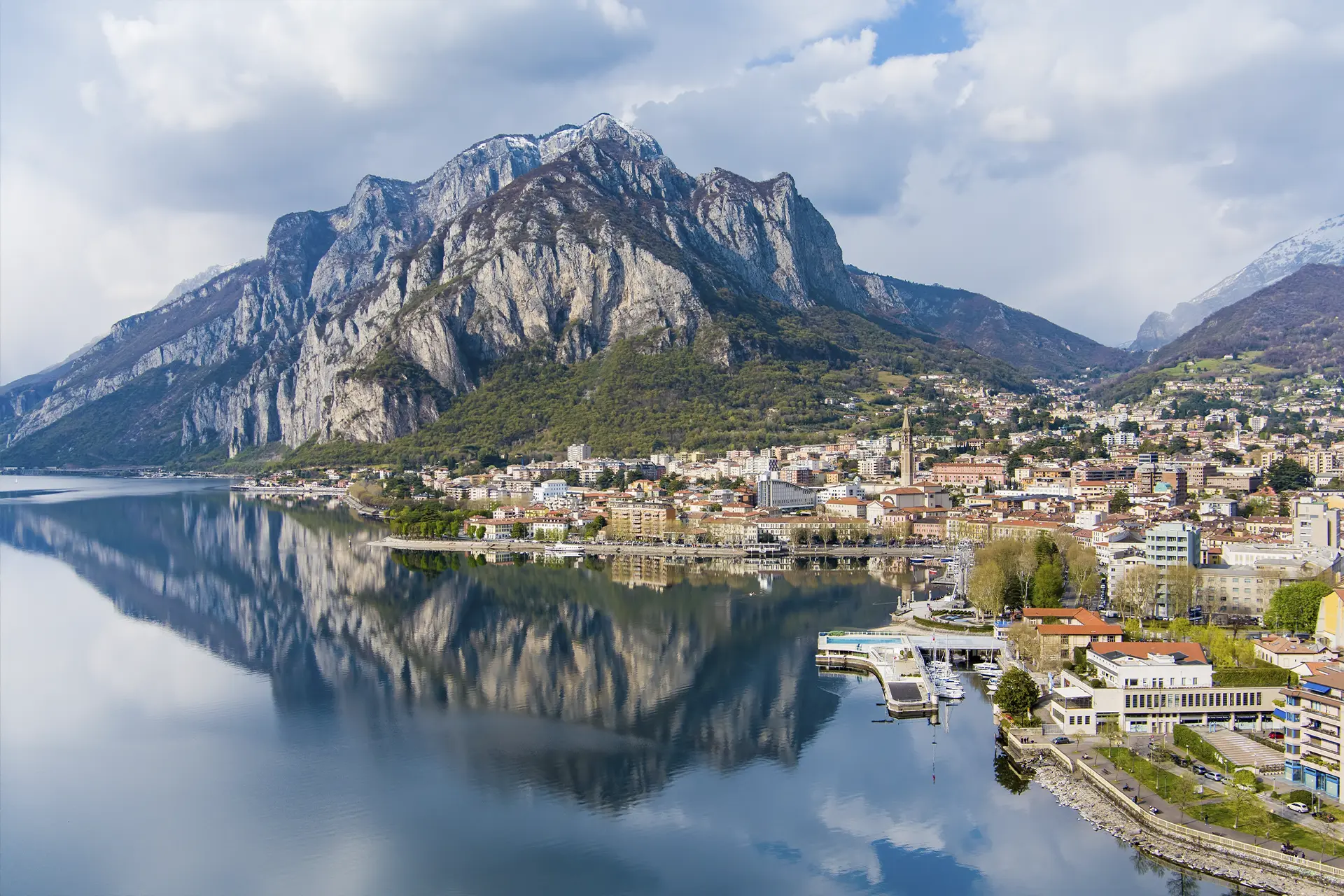 Vista di Lecco sul lago di Como