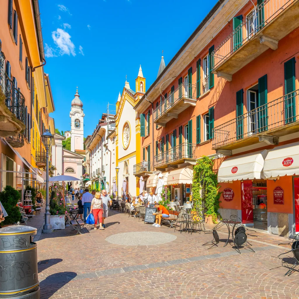 Fußgängerzone in der Stadt Menaggio am Comer See