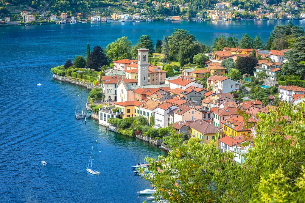 Vista panoramica di Torno e del Lago di Como