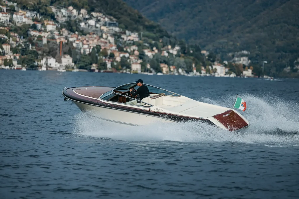 Classic Boat Colombo 26 crusing on Lake Como