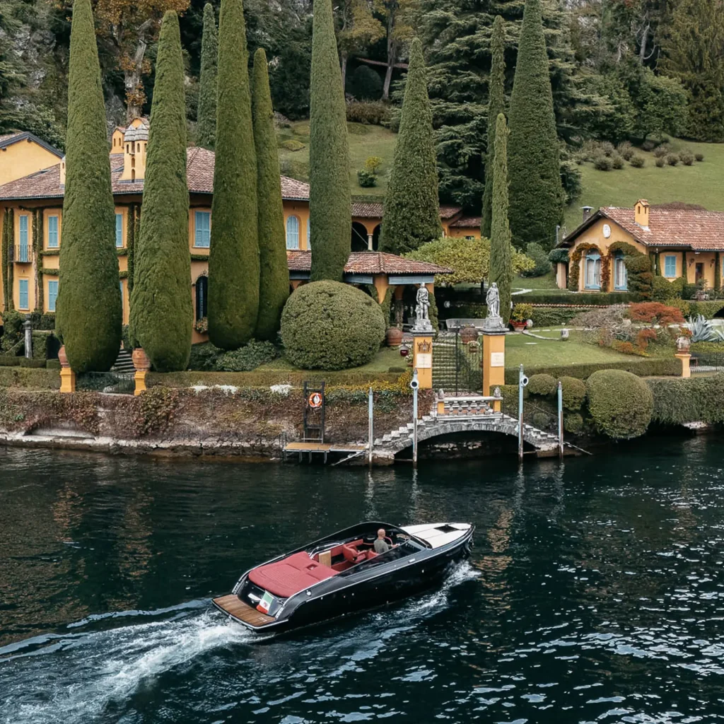 Il Medeghino Cranchi E26 yacht in front of Villa La Cassinella