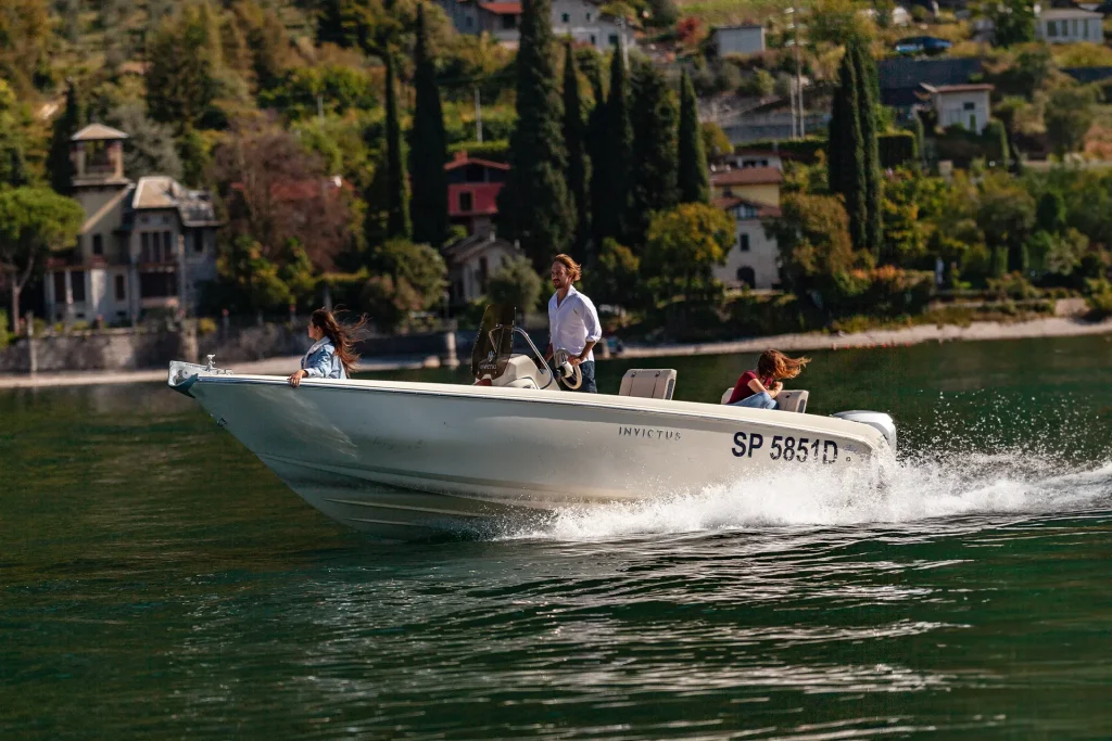 Speed boat Invictus 190FX during a private boat Tour