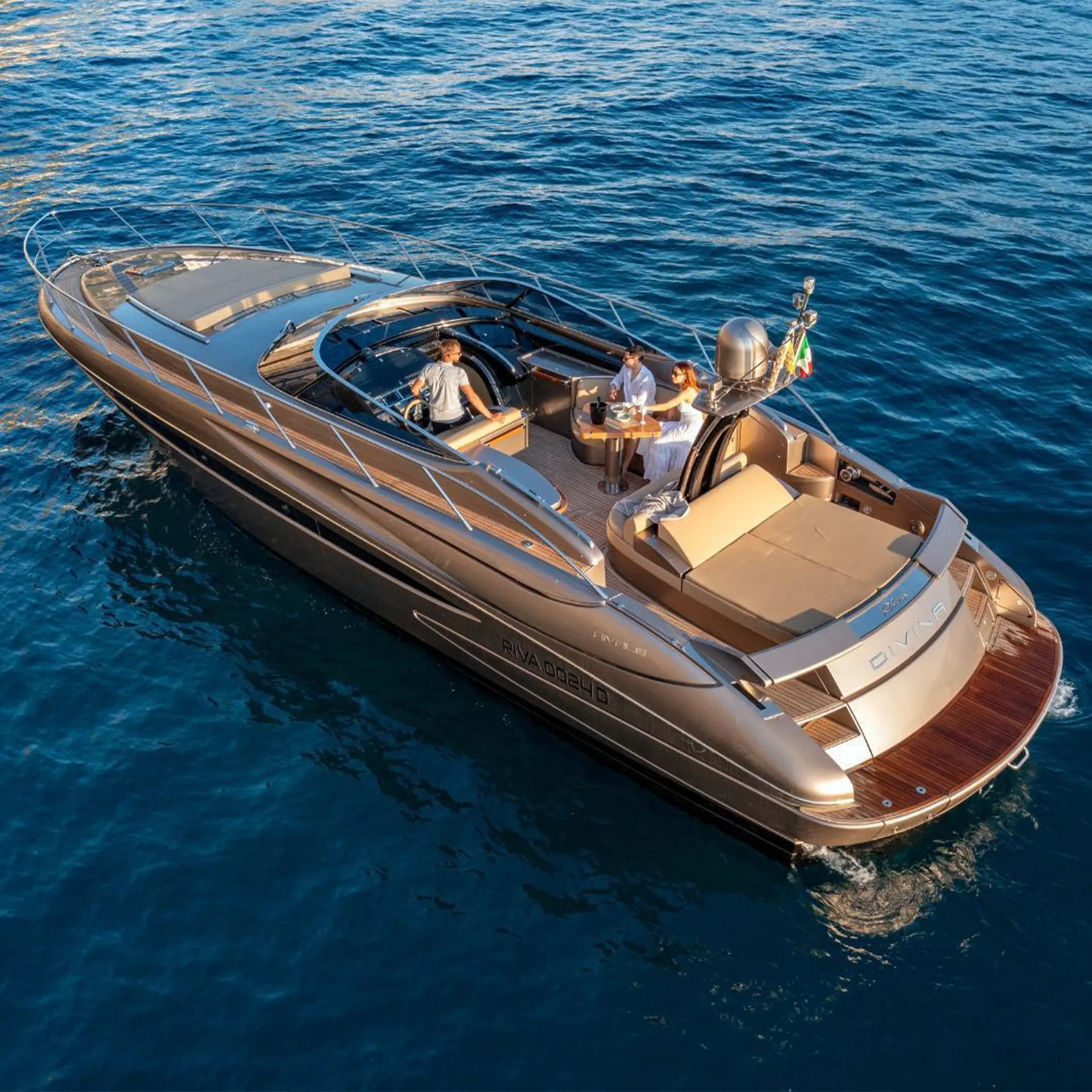 Vista aerea dello yacht Riva Rivale 52 in crociera sul Lago di Como durante un tour privato in barca
