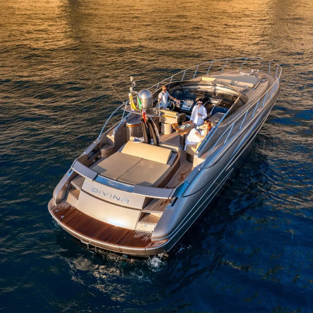 Vista posteriore dello yacht Riva Rivale 52 sul Lago di Como