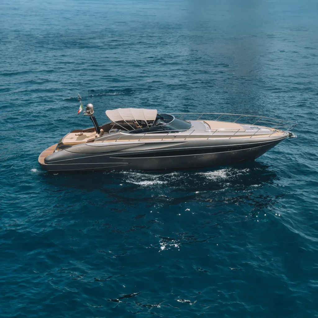 Yacht Riva Rivale 52 sul Lago di Como visto dall'acqua