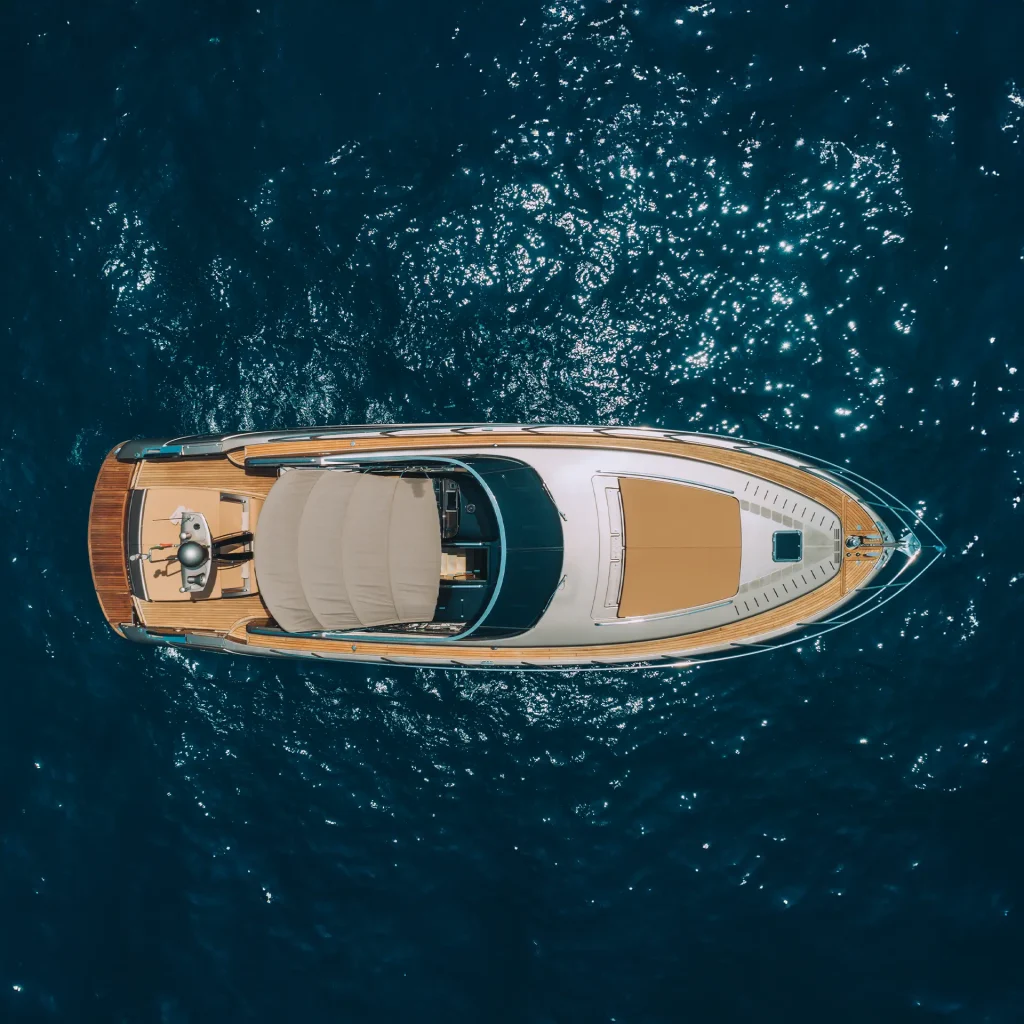 Vista aerea con drone del Riva Rivale 52 sul Lago di Como