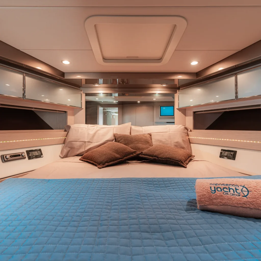 Camera da letto padronale dello yacht Riva Rivale 52 sul Lago di Como