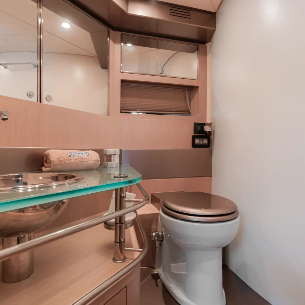 Bagno dello yacht Riva Rivale 52 sul Lago di Como