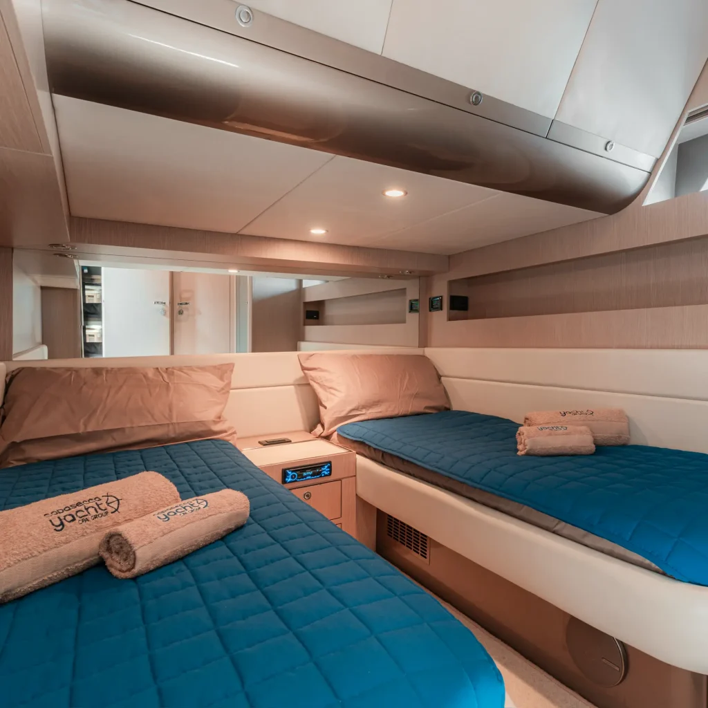 Camera doppia dello yacht Riva Rivale 52 sul Lago di Como