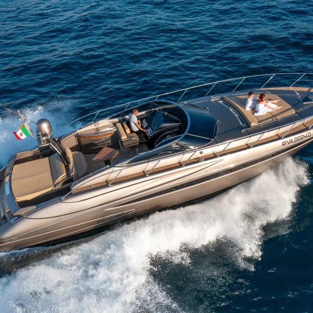 Lo yacht Riva Rivale 52 naviga sul Lago di Como