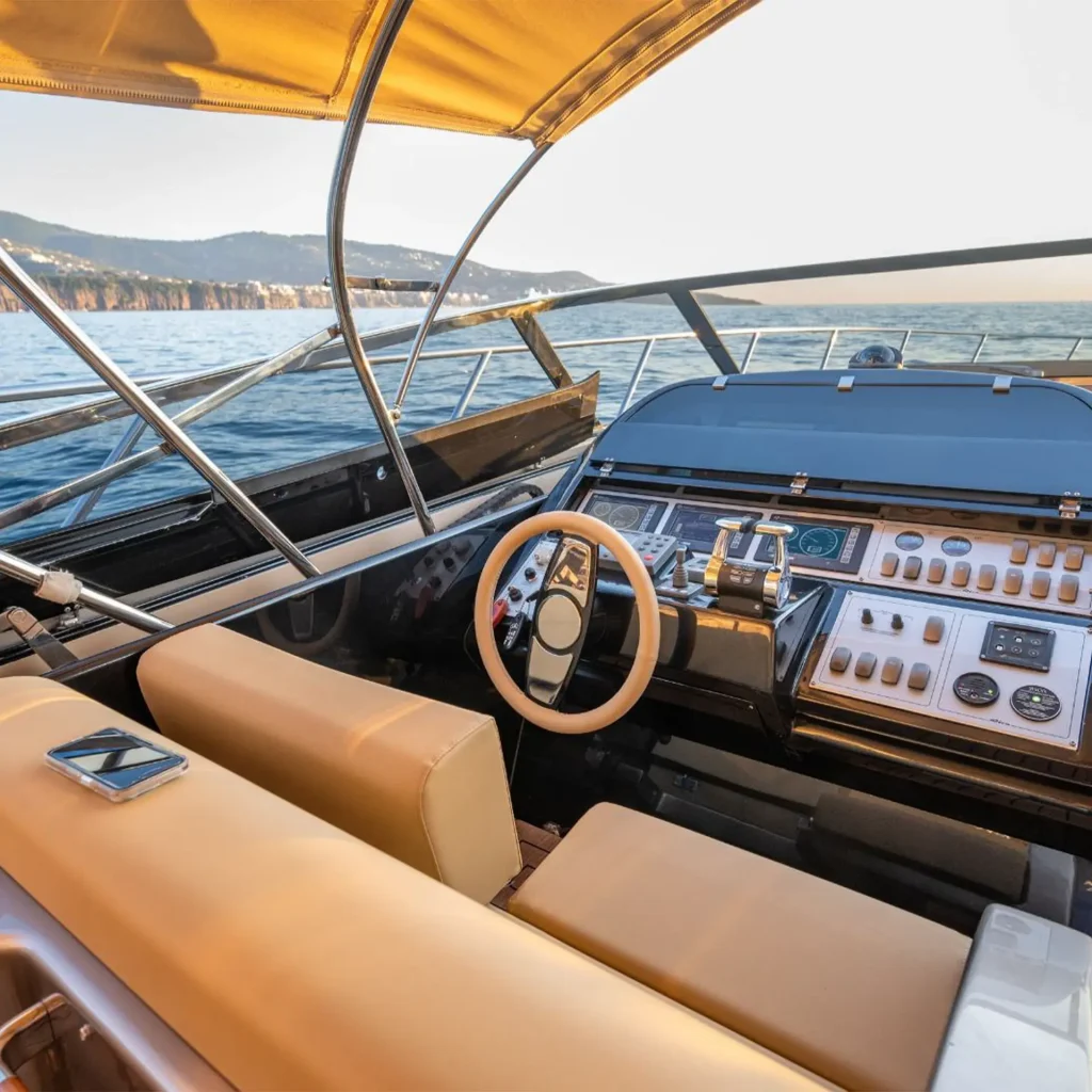 Dettagli di guida del Riva Rivale 52 sul Lago di Como
