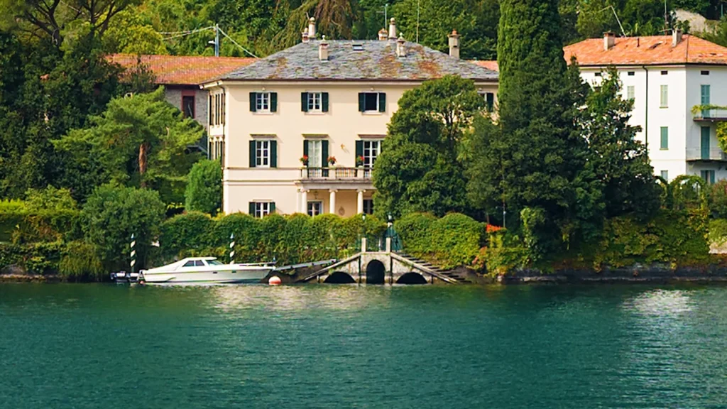 La villa di George Clooney a Laglio vista durante un tour privato in barca