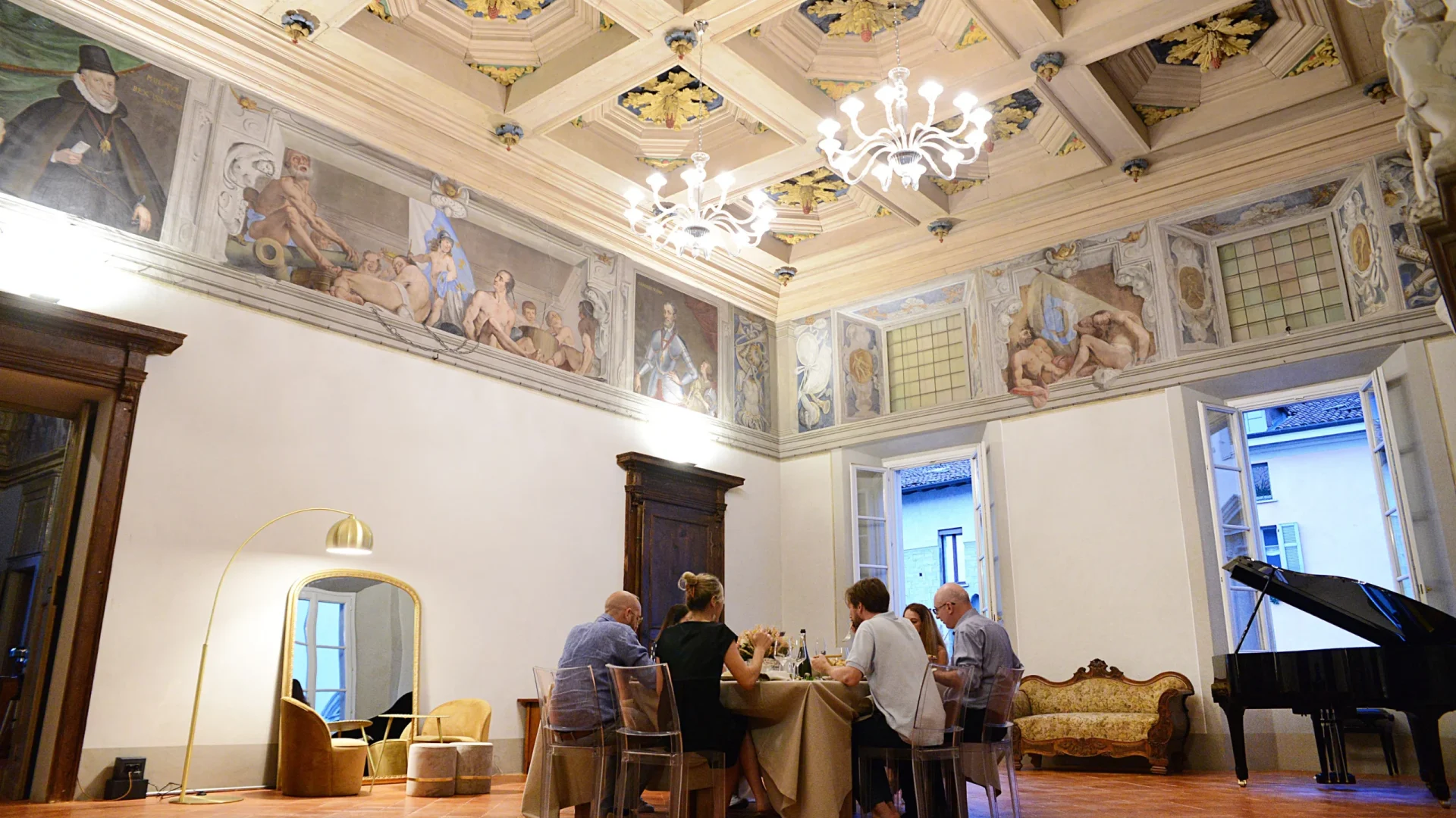 Cena a Palazzo Odescalchi offerta a clienti dopo un tour in barca privata di lusso sul lago di Como