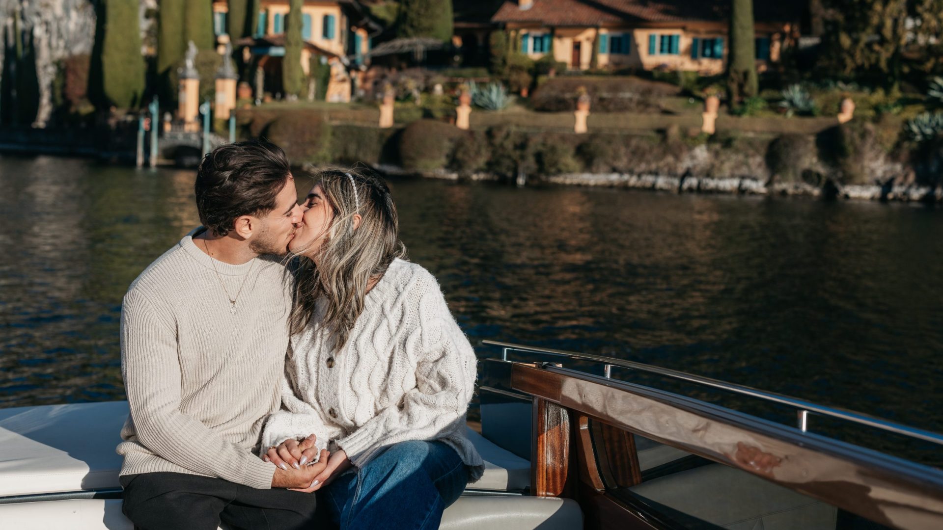 Couple posing in front of Villa Cassinella during a Lake Como boat photoshoot