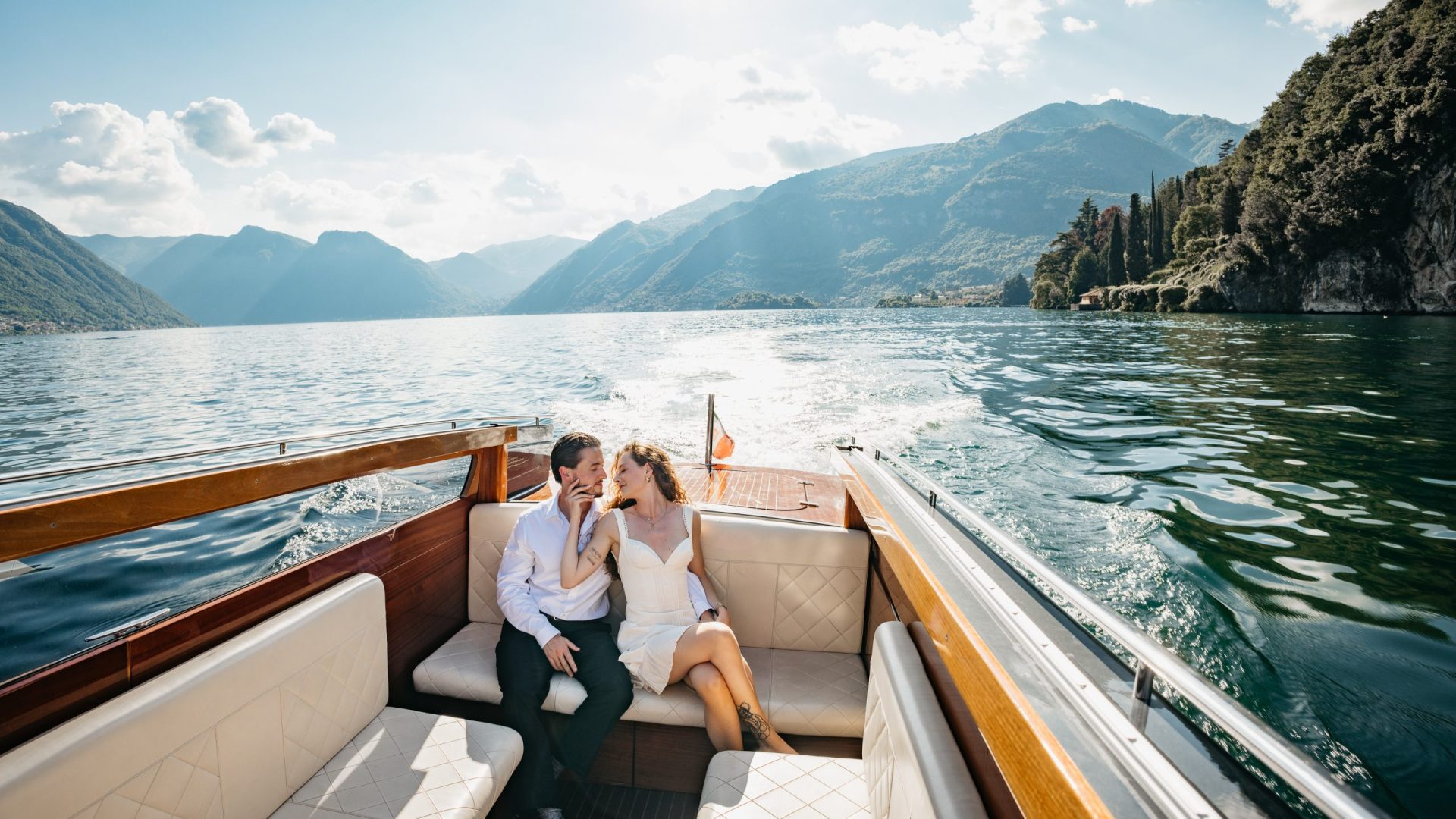 Coppia seduta su un taxi boat durante un servizio fotografico professionale sul Lago di Como