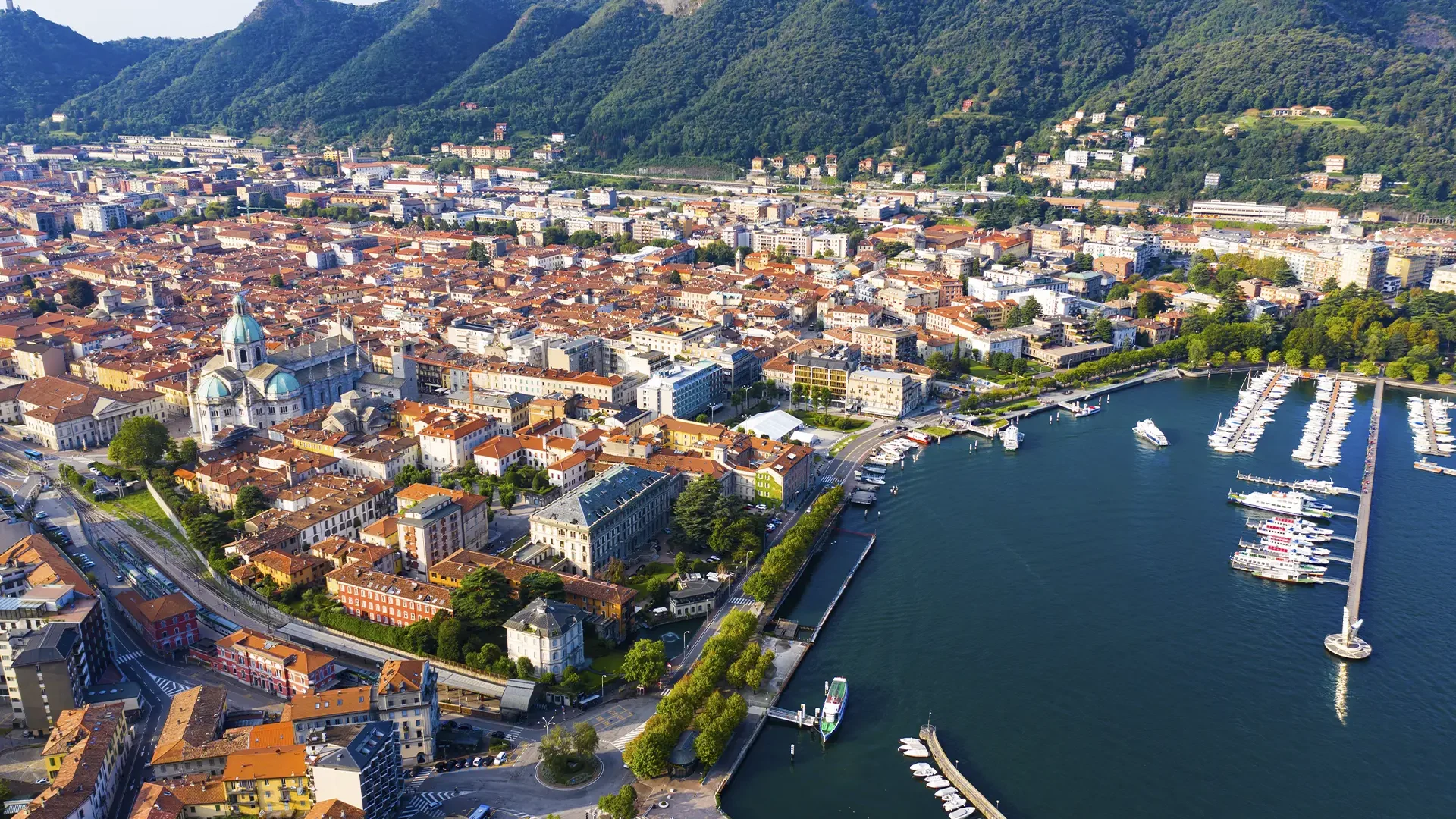 La città di Como dall'alto con vista sul porto durante un tour privato in barca su misura sul Lago di Como