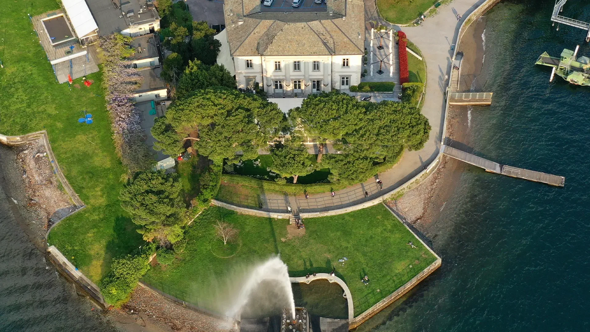 Luftaufnahme der Villa Geno auf dem Comer See während einer 1-stündigen privaten Bootstour