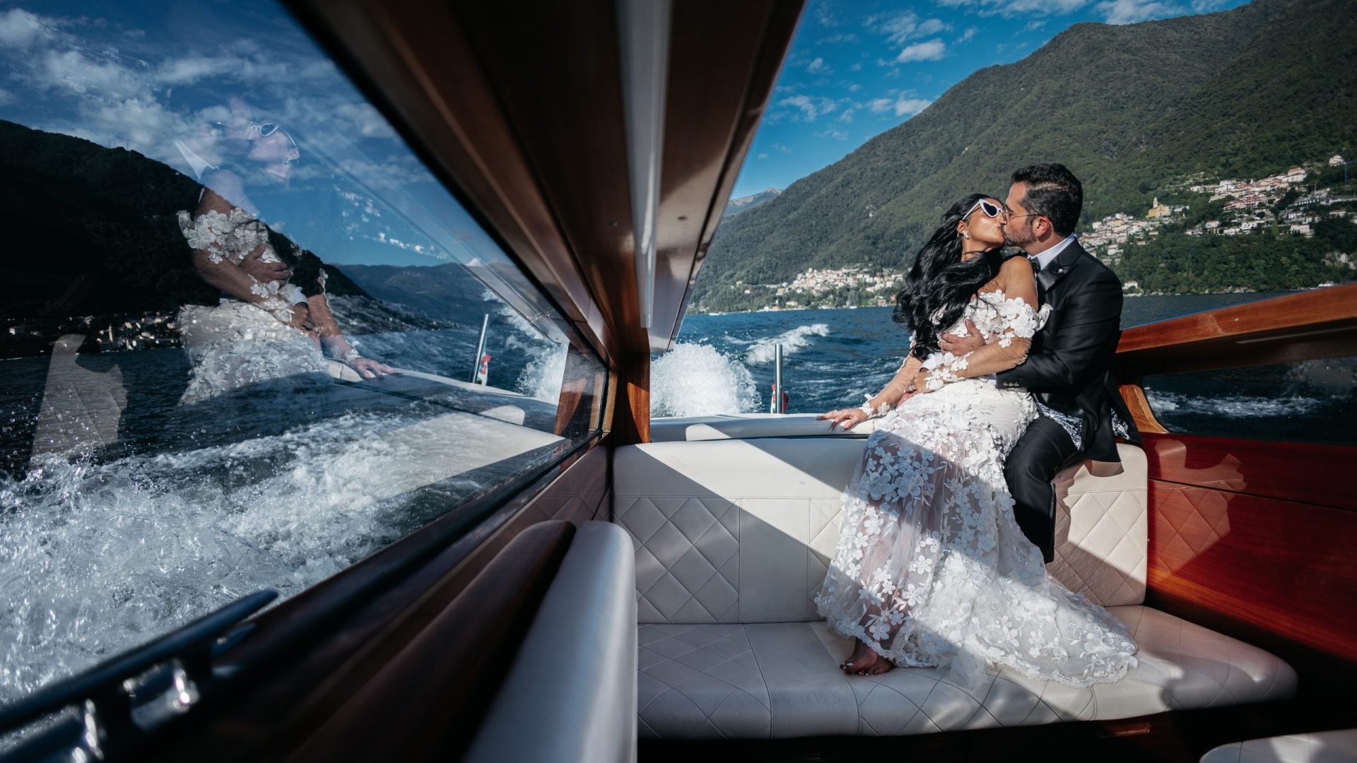 Coppia che si bacia durante un photoshooting su un water taxi boat su lago di como
Coppia seduta su un taxi boat con fotografo che fa foto
Veduta dall’alto di una coppia per photoshooting su un cranchi e26
Coppia che si abbraccia su un taxi boat durante tour privato su lago di como
Foto di una coppia davanti a villa cassinella
Dettagli foto del volante taxi boat
Coppia appena sposata che celebra con foto sul taxi boat