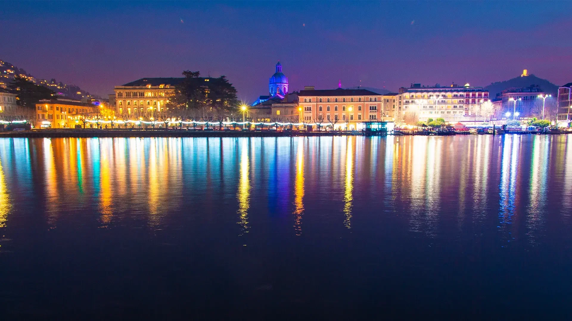 Vista de la ciudad de Como por la noche al regresar de un crucero con cena privado por el lago de Como