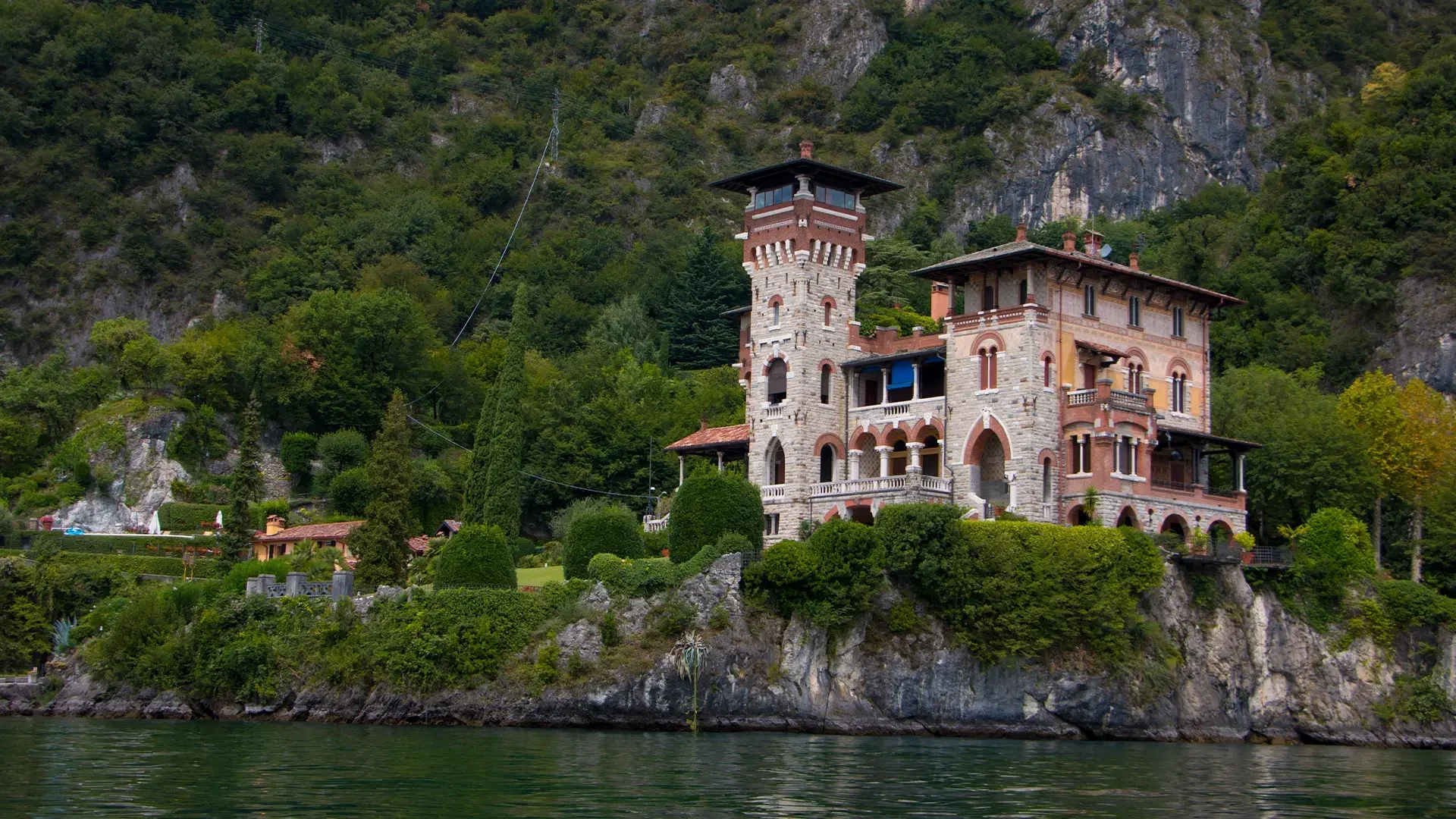 View of Villa La Gaeta along the shoreline during a full-day Lake Como boat tour