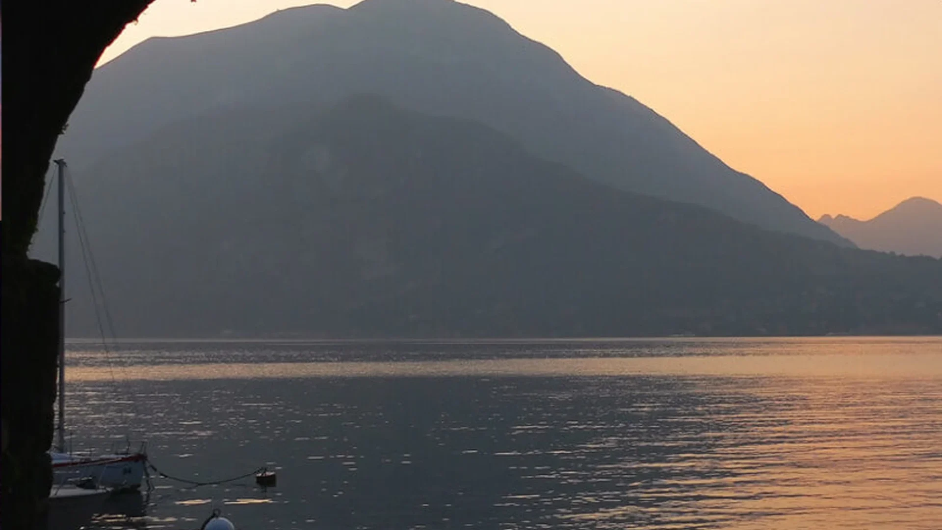 Private Kreuzfahrt zum Sonnenuntergang auf dem Comer See mit ruhigem Wasser und warmem Abendlicht